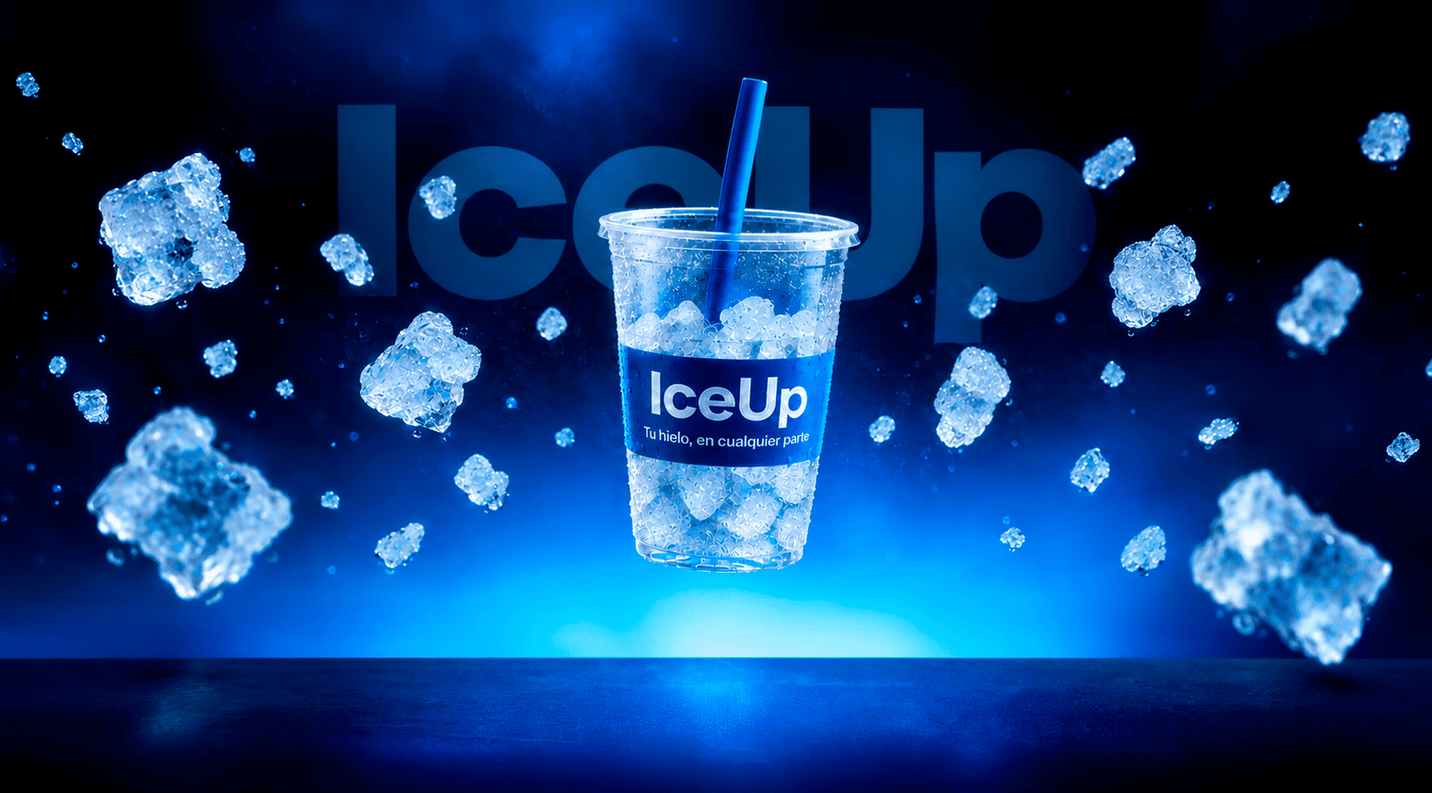 Vaso IceUp lleno de hielo flotando entre cubitos de hielo
