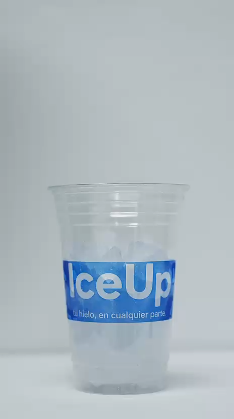 Vaso IceUp con hielo, listo para añadir la bebida